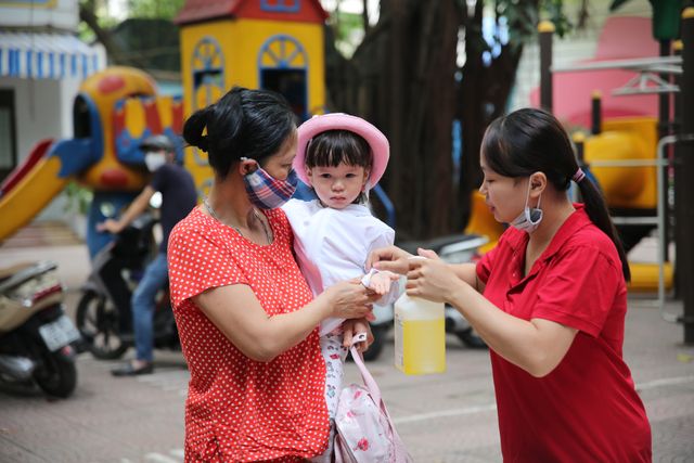 Phụ huynh yên tâm trong ngày đầu học sinh mầm non và tiểu học đi học lại - Ảnh 1.