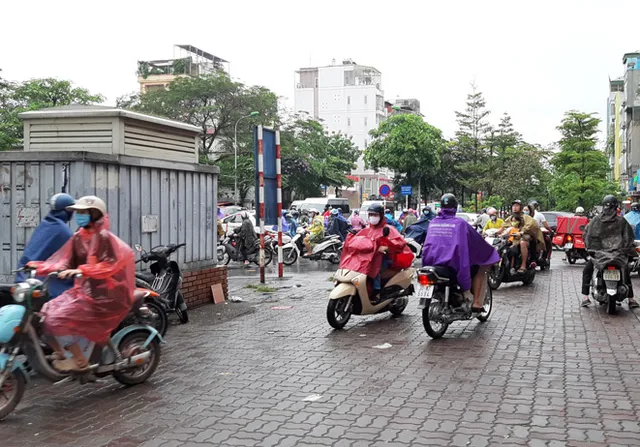 Hà Nội mưa trắng trời đầu giờ sáng, nhiều tuyến phố ùn tắc - Ảnh 9.