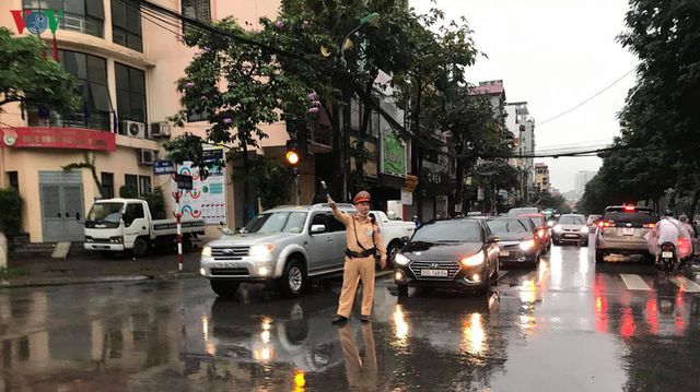 Hà Nội mưa trắng trời đầu giờ sáng, nhiều tuyến phố ùn tắc - Ảnh 5.