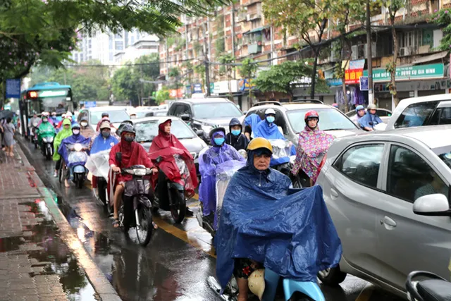 Hà Nội mưa trắng trời đầu giờ sáng, nhiều tuyến phố ùn tắc - Ảnh 3.