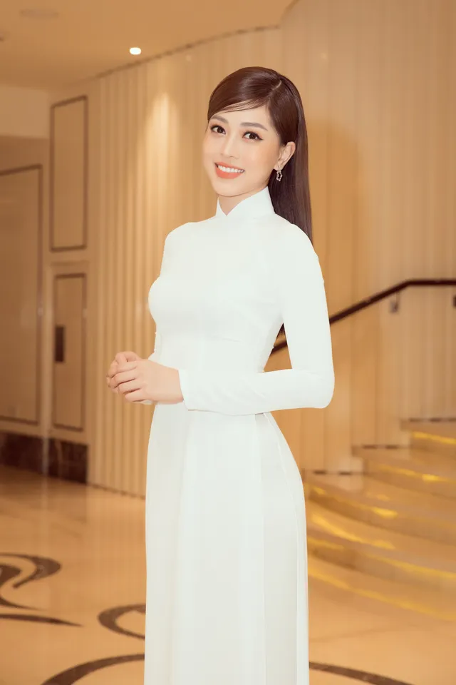 Vì sao dàn người đẹp đồng loạt diện áo dài trắng tại họp báo Hoa hậu Việt Nam 2020? - Ảnh 5. Vì sao dàn người đẹp đồng loạt diện áo dài trắng tại họp báo Hoa hậu Việt Nam 2020? - Ảnh 5.