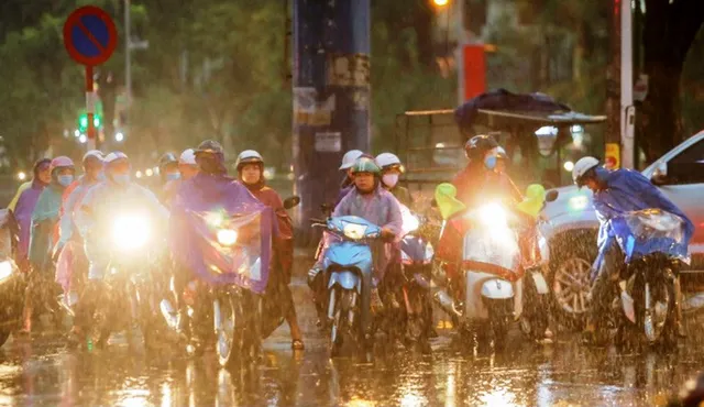 Mưa dông lớn đúng giờ tan tầm, nhiều tuyến phố Hà Nội tắc cứng - Ảnh 7. Mưa dông lớn đúng giờ tan tầm, nhiều tuyến phố Hà Nội tắc cứng - Ảnh 7.