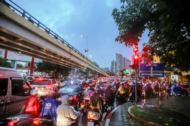 Mưa dông lớn đúng giờ tan tầm, nhiều tuyến phố Hà Nội tắc cứng - Ảnh 9. Mưa dông lớn đúng giờ tan tầm, nhiều tuyến phố Hà Nội tắc cứng - Ảnh 9.
