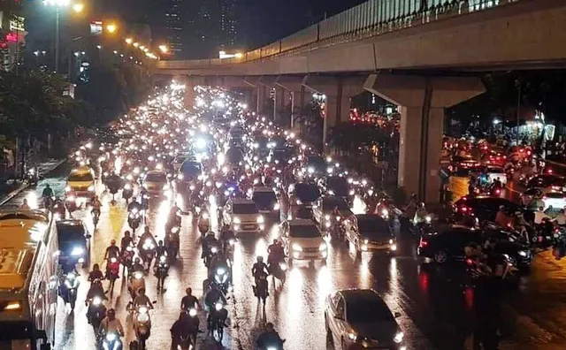 Mưa dông lớn đúng giờ tan tầm, nhiều tuyến phố Hà Nội tắc cứng - Ảnh 3. Mưa dông lớn đúng giờ tan tầm, nhiều tuyến phố Hà Nội tắc cứng - Ảnh 3.
