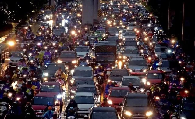 Mưa dông lớn đúng giờ tan tầm, nhiều tuyến phố Hà Nội tắc cứng - Ảnh 2. Mưa dông lớn đúng giờ tan tầm, nhiều tuyến phố Hà Nội tắc cứng - Ảnh 2.