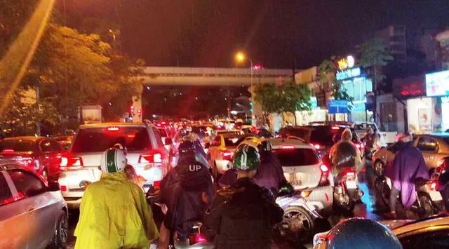Mưa dông lớn đúng giờ tan tầm, nhiều tuyến phố Hà Nội tắc cứng - Ảnh 11. Mưa dông lớn đúng giờ tan tầm, nhiều tuyến phố Hà Nội tắc cứng - Ảnh 11.