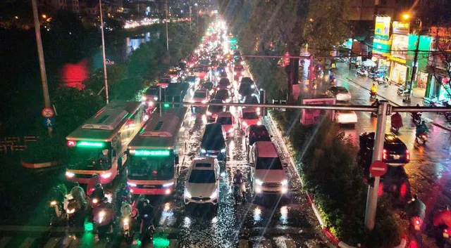 Mưa dông lớn đúng giờ tan tầm, nhiều tuyến phố Hà Nội tắc cứng - Ảnh 4. Mưa dông lớn đúng giờ tan tầm, nhiều tuyến phố Hà Nội tắc cứng - Ảnh 4.