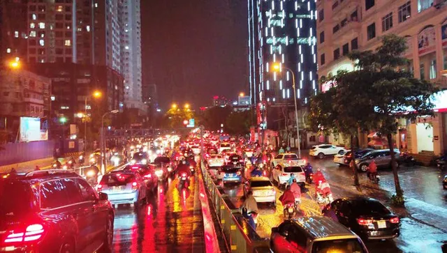 Mưa dông lớn đúng giờ tan tầm, nhiều tuyến phố Hà Nội tắc cứng - Ảnh 5. Mưa dông lớn đúng giờ tan tầm, nhiều tuyến phố Hà Nội tắc cứng - Ảnh 5.