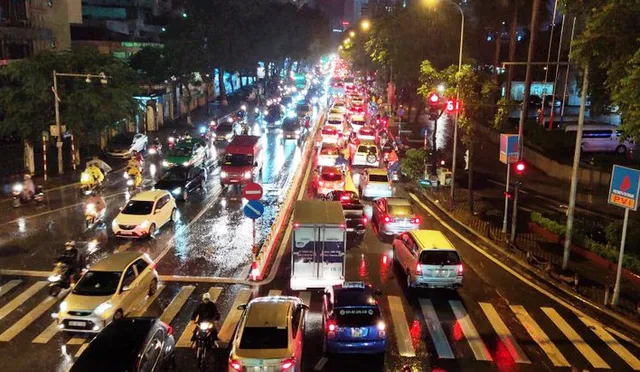 Mưa dông lớn đúng giờ tan tầm, nhiều tuyến phố Hà Nội tắc cứng - Ảnh 14. Mưa dông lớn đúng giờ tan tầm, nhiều tuyến phố Hà Nội tắc cứng - Ảnh 14.