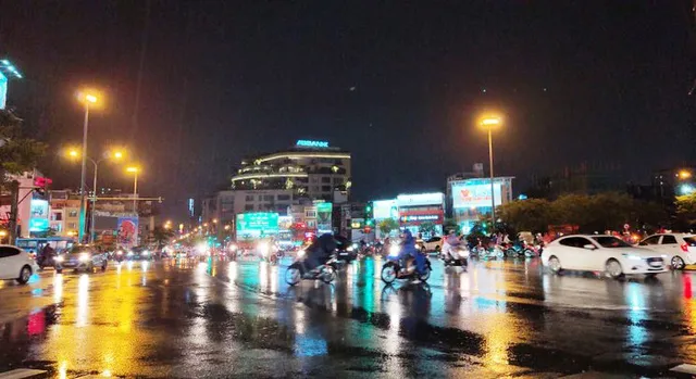 Mưa dông lớn đúng giờ tan tầm, nhiều tuyến phố Hà Nội tắc cứng - Ảnh 13. Mưa dông lớn đúng giờ tan tầm, nhiều tuyến phố Hà Nội tắc cứng - Ảnh 13.