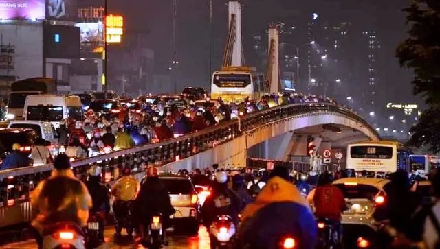 Mưa dông lớn đúng giờ tan tầm, nhiều tuyến phố Hà Nội tắc cứng - Ảnh 10. Mưa dông lớn đúng giờ tan tầm, nhiều tuyến phố Hà Nội tắc cứng - Ảnh 10.