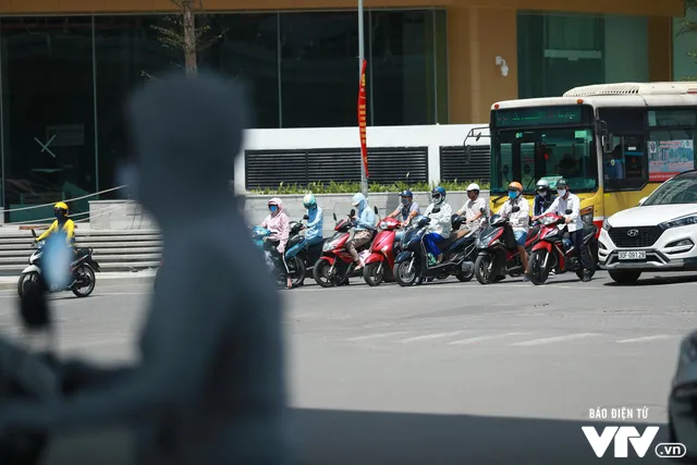 Đường phố Hà Nội nhuộm màu nắng vàng - Ảnh 4. Đường phố Hà Nội nhuộm màu nắng vàng - Ảnh 4.