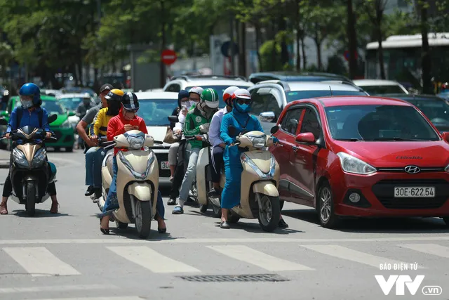 Đường phố Hà Nội nhuộm màu nắng vàng - Ảnh 8. Đường phố Hà Nội nhuộm màu nắng vàng - Ảnh 8.