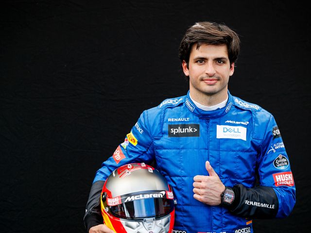 Ferrari kí hợp đồng với Carlos Sainz thay thế cho Vettel - Ảnh 1.