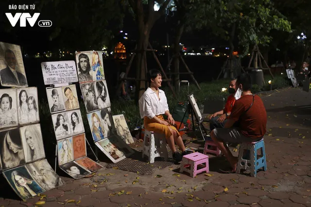 Phố đi bộ Hà Nội nhộn nhịp ngày hoạt động trở lại - Ảnh 8. Phố đi bộ Hà Nội nhộn nhịp ngày hoạt động trở lại - Ảnh 8.