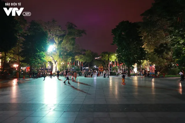 Phố đi bộ Hà Nội nhộn nhịp ngày hoạt động trở lại - Ảnh 4. Phố đi bộ Hà Nội nhộn nhịp ngày hoạt động trở lại - Ảnh 4.