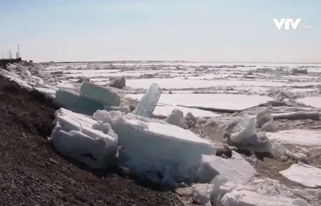 Băng tan gây lũ lụt nghiêm trọng tại Siberia, Nga - Ảnh 1.