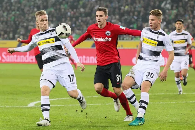 Frankfurt - Monchengladbach: Kẻ đua trụ hạng, người mơ dự cúp châu Âu (23h30 ngày 16/5) - Ảnh 1.