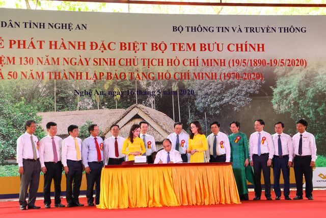 Thủ tướng kí phát hành bộ tem kỉ niệm 130 năm ngày sinh Chủ tịch Hồ Chí Minh - Ảnh 2.