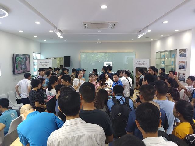 Bphone Store chật cứng người mua trong ngày đầu mở bán Bphone B86 - Ảnh 3.