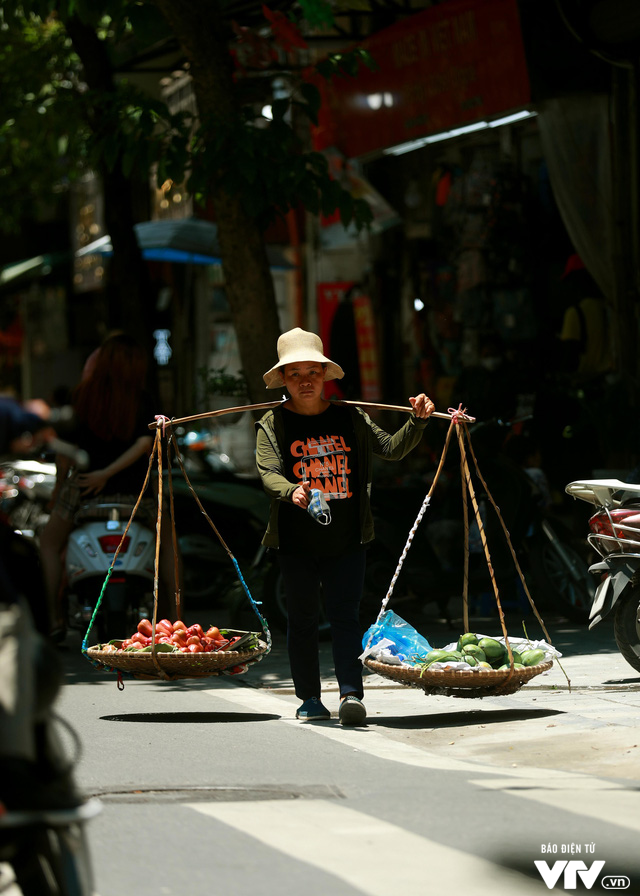 Chật vật mưu sinh dọc phố cổ Hà Nội thời kỳ bình thường mới - Ảnh 3.