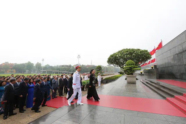 Lãnh đạo Đảng, Nhà nước, đại biểu Quốc hội vào Lăng viếng Bác - Ảnh 3.