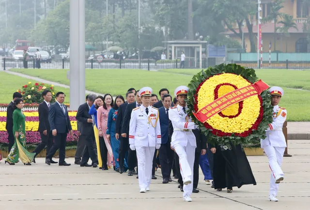 Lãnh đạo Đảng, Nhà nước, đại biểu Quốc hội vào Lăng viếng Bác - Ảnh 1.