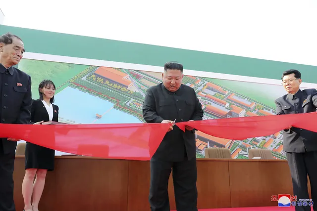 Nhà lãnh đạo Triều Tiên Kim Jong-un lần đầu tiên xuất hiện trước công chúng kể từ ngày 11/4 - Ảnh 1.