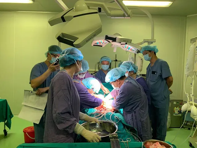 Hành trình xuyên Việt, xuyên đêm vận chuyển, ghép tạng cho bệnh nhân xơ gan - Ảnh 1. Hành trình xuyên Việt, xuyên đêm vận chuyển, ghép tạng cho bệnh nhân xơ gan - Ảnh 1.