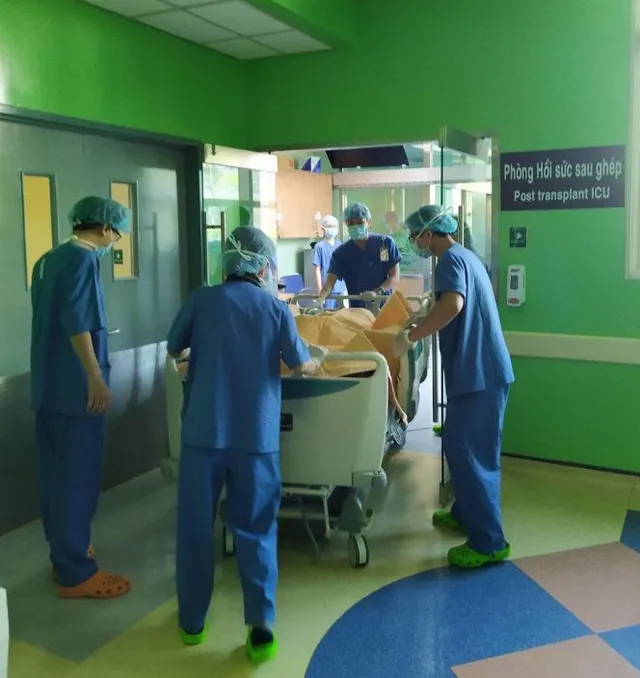 Hành trình xuyên Việt, xuyên đêm vận chuyển, ghép tạng cho bệnh nhân xơ gan - Ảnh 7. Hành trình xuyên Việt, xuyên đêm vận chuyển, ghép tạng cho bệnh nhân xơ gan - Ảnh 7.