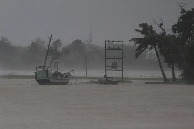 Siêu bão Amphan tàn phá Ấn Độ và Bangladesh, ít nhất 20 người thiệt mạng - Ảnh 6.