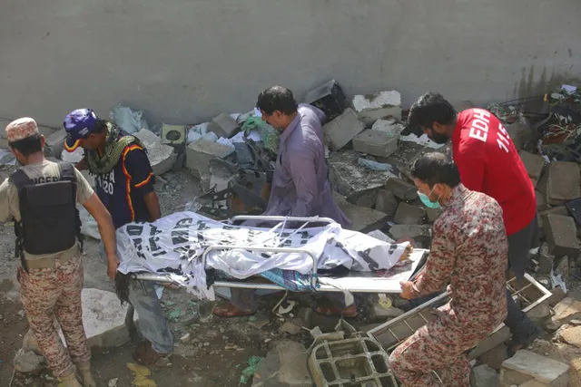 Pakistan: Máy bay chở gần 100 người rơi xuống nhà dân bốc cháy dữ dội, chưa thống kê được thương vong - Ảnh 5. Pakistan: Máy bay chở gần 100 người rơi xuống nhà dân bốc cháy dữ dội, chưa thống kê được thương vong - Ảnh 5.