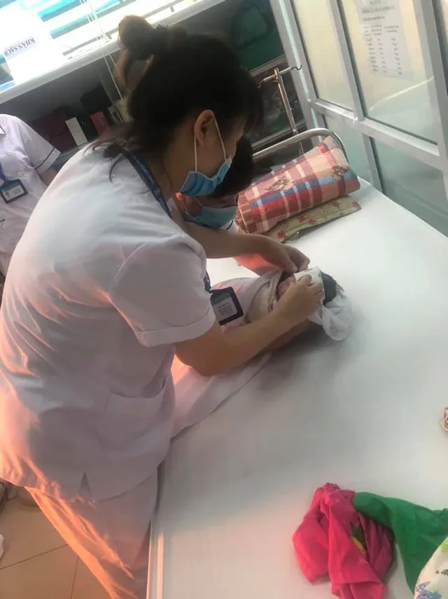 Trên đường đi đẻ bị tắc đường, sản phụ đẻ con trên xe taxi - Ảnh 2. Trên đường đi đẻ bị tắc đường, sản phụ đẻ con trên xe taxi - Ảnh 2.