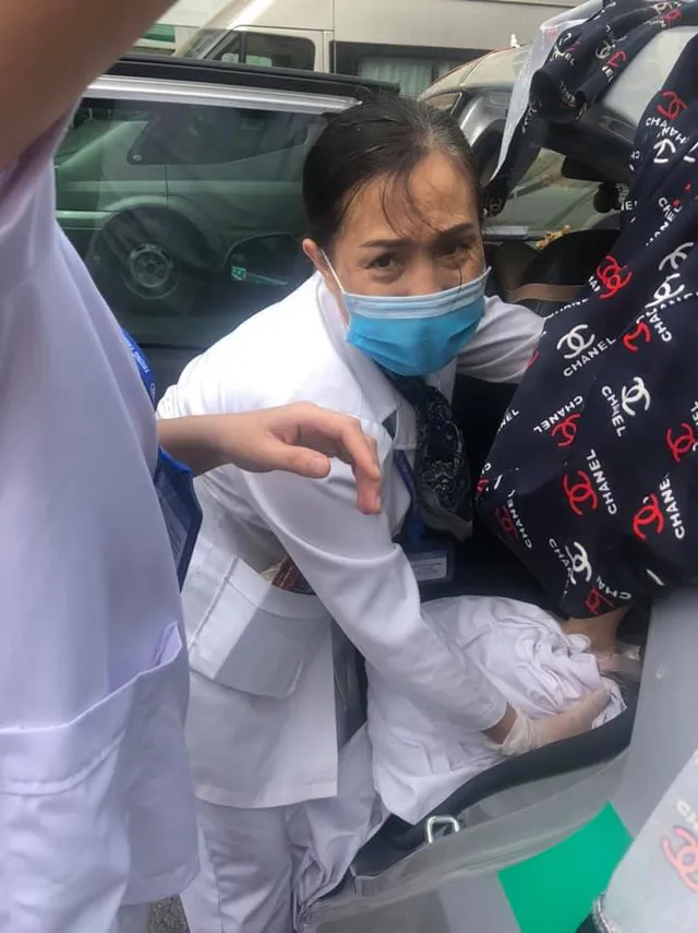 Trên đường đi đẻ bị tắc đường, sản phụ đẻ con trên xe taxi - Ảnh 1. Trên đường đi đẻ bị tắc đường, sản phụ đẻ con trên xe taxi - Ảnh 1.