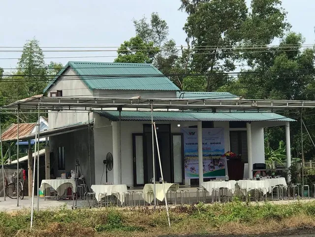 Quỹ Tấm lòng Việt bàn giao nhà chống bão lũ, tặng học bổng tại Thừa Thiên Huế - Ảnh 4.