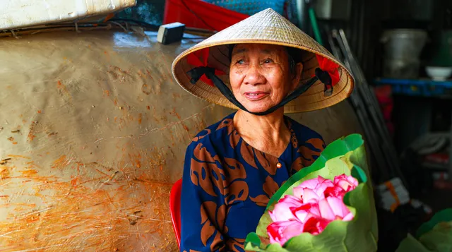 Sen Hồ Tây vào mùa, rực rỡ khoe sắc khắp phố phường Hà Nội - Ảnh 16. Sen Hồ Tây vào mùa, rực rỡ khoe sắc khắp phố phường Hà Nội - Ảnh 16.
