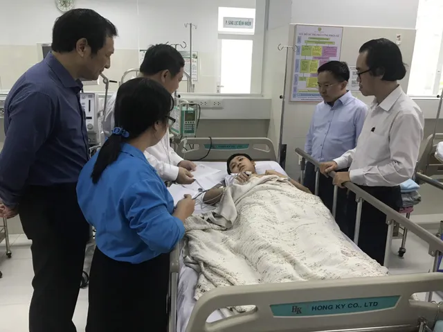 Dai dien UBND TPHCM tham hoi cac hoc sinh bi tai nan Dai dien UBND TPHCM tham hoi cac hoc sinh bi tai nan