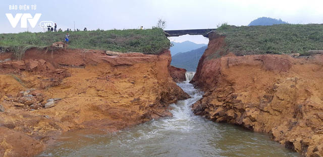 Tranh thủ... vỡ đập chứa nước ở Phú Thọ, người dân đi bắt cá - Ảnh 3.