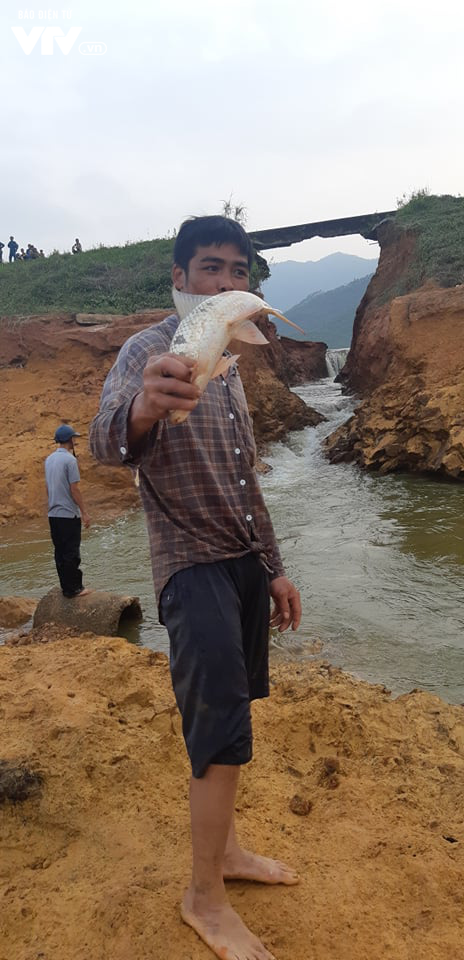 Tranh thủ... vỡ đập chứa nước ở Phú Thọ, người dân đi bắt cá - Ảnh 9.
