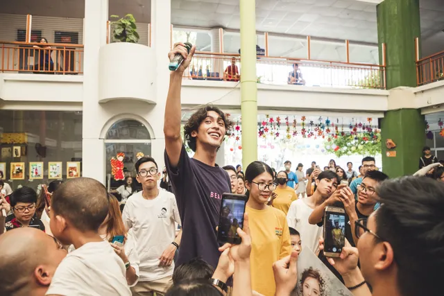 Dàn sao 9X Nhà trọ Balanha quậy tưng bừng giữa rừng fan Hà Nội - Ảnh 11. Dàn sao 9X Nhà trọ Balanha quậy tưng bừng giữa rừng fan Hà Nội - Ảnh 11.