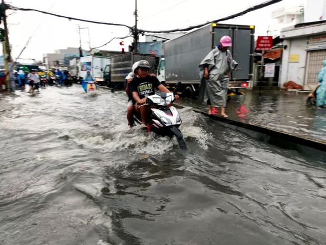 Nhiều khu vực ở TP.HCM chìm trong biển nước sau cơn mưa lớn chiều 30/5 - Ảnh 5.