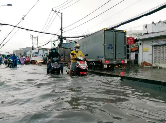 Nhiều khu vực ở TP.HCM chìm trong biển nước sau cơn mưa lớn chiều 30/5 - Ảnh 6.