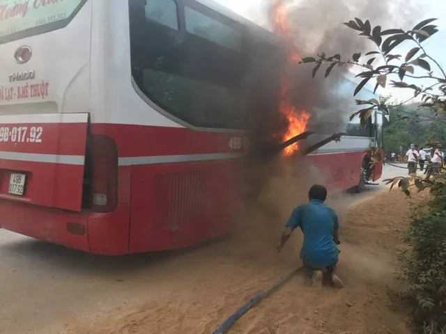 Đăk Lăk: Xe khách bốc cháy, 20 người may mắn thoát thân - Ảnh 1. Đăk Lăk: Xe khách bốc cháy, 20 người may mắn thoát thân - Ảnh 1.