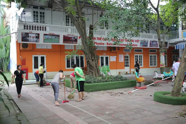Cô giáo mầm non dùng vòi cứu hỏa làm sạch trường đón học sinh trở lại sau giãn cách xã hội - Ảnh 3. Cô giáo mầm non dùng vòi cứu hỏa làm sạch trường đón học sinh trở lại sau giãn cách xã hội - Ảnh 3.