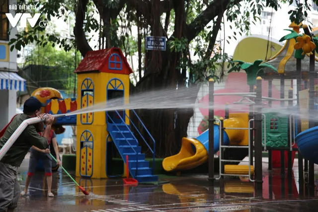 Cô giáo mầm non dùng vòi cứu hỏa làm sạch trường đón học sinh trở lại sau giãn cách xã hội - Ảnh 12. Cô giáo mầm non dùng vòi cứu hỏa làm sạch trường đón học sinh trở lại sau giãn cách xã hội - Ảnh 12.