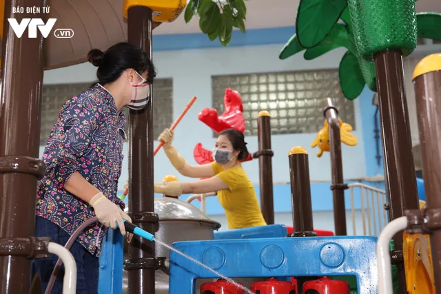 Cô giáo mầm non dùng vòi cứu hỏa làm sạch trường đón học sinh trở lại sau giãn cách xã hội - Ảnh 13. Cô giáo mầm non dùng vòi cứu hỏa làm sạch trường đón học sinh trở lại sau giãn cách xã hội - Ảnh 13.