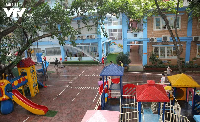 Cô giáo mầm non dùng vòi cứu hỏa làm sạch trường đón học sinh trở lại sau giãn cách xã hội - Ảnh 1. Cô giáo mầm non dùng vòi cứu hỏa làm sạch trường đón học sinh trở lại sau giãn cách xã hội - Ảnh 1.