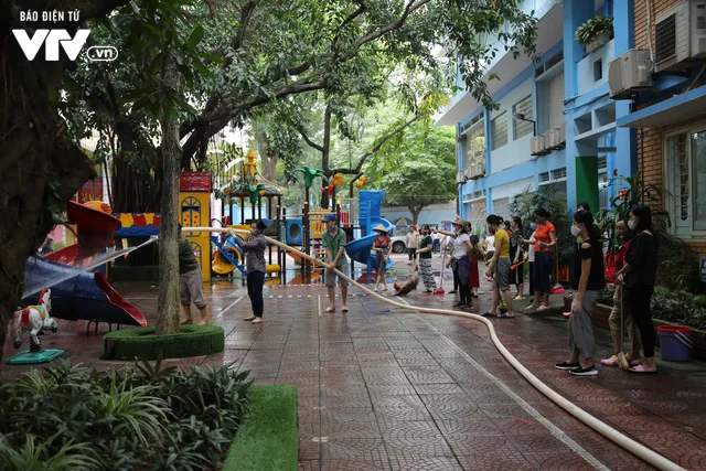 Cô giáo mầm non dùng vòi cứu hỏa làm sạch trường đón học sinh trở lại sau giãn cách xã hội - Ảnh 11. Cô giáo mầm non dùng vòi cứu hỏa làm sạch trường đón học sinh trở lại sau giãn cách xã hội - Ảnh 11.