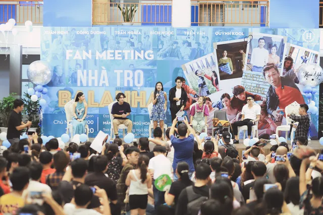 Dàn sao 9X Nhà trọ Balanha quậy tưng bừng giữa rừng fan Hà Nội - Ảnh 1. Dàn sao 9X Nhà trọ Balanha quậy tưng bừng giữa rừng fan Hà Nội - Ảnh 1.