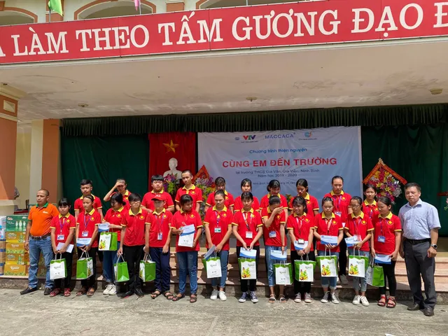 Trao tặng học bổng cho học sinh nghèo Ninh Bình - Ảnh 1.